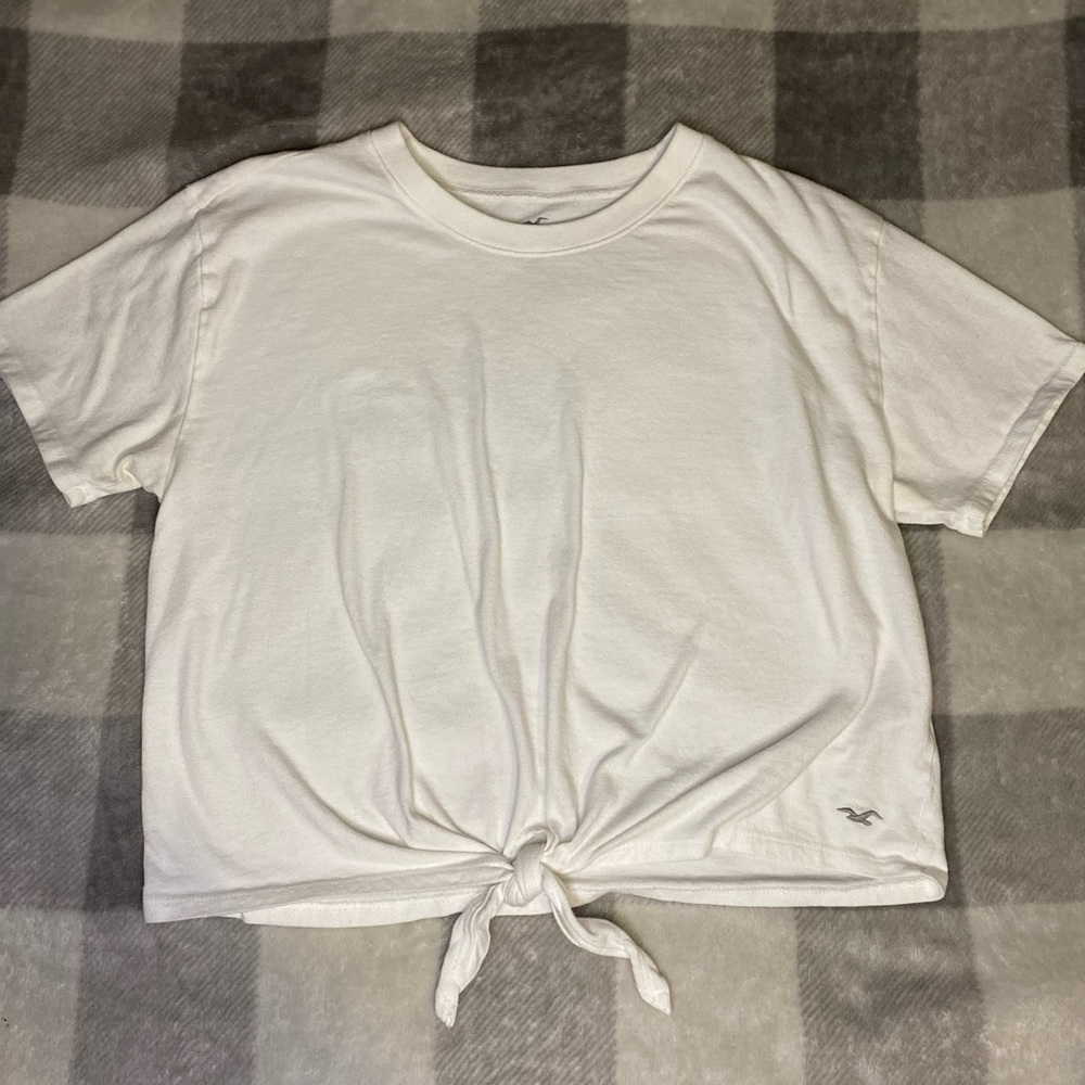 HOLLISTER Semi Crop with Knot on bottom Left Hip Color White Size Medium